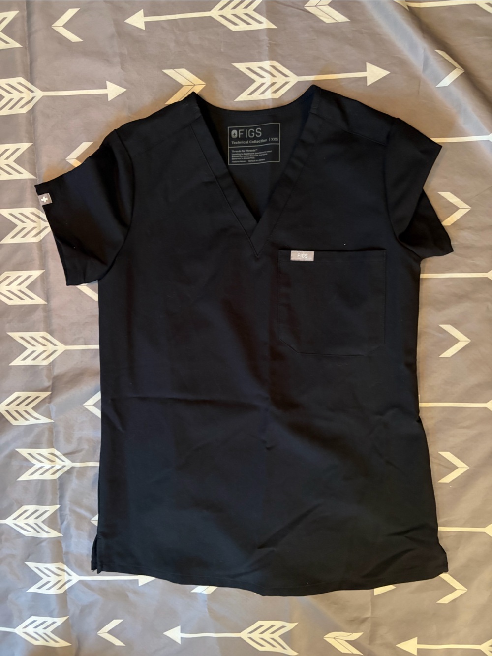 Figs women’s Catarina Black Scrub Top with Pocket
